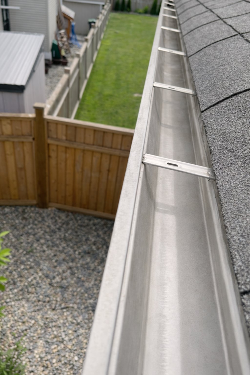 Clean empty gutters after cleaning